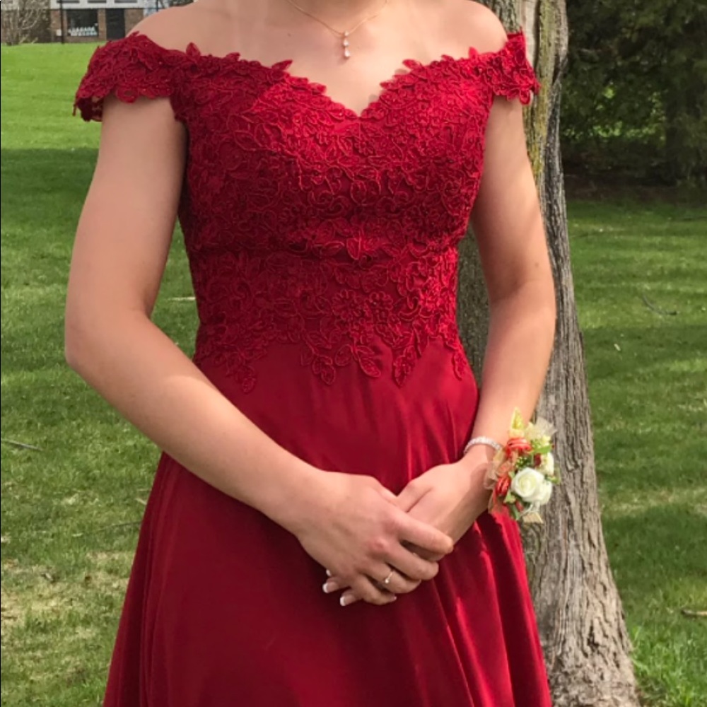 Dancing Queen Size Medium (6) Red Formal Gown